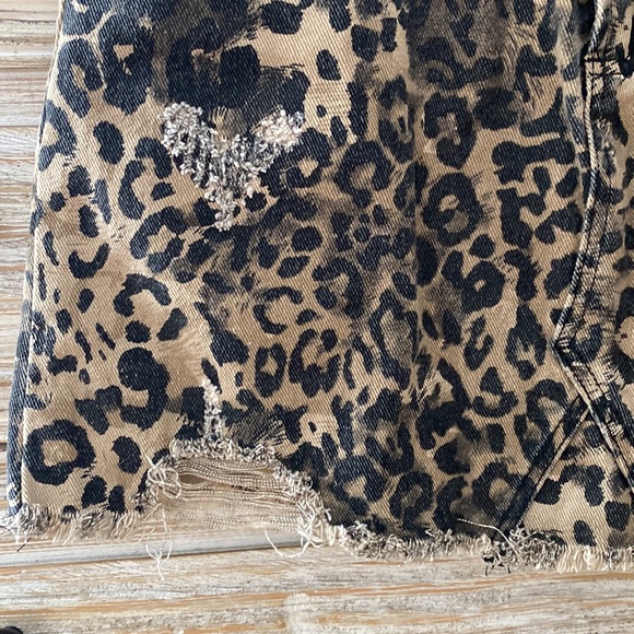 Buddy Love - Sharon Distressed Leopard Mini Skirt NWOT - Picture 3 of 6